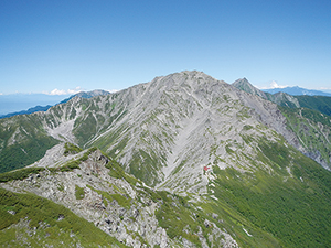 間ノ岳の山体と南面の谷の写真