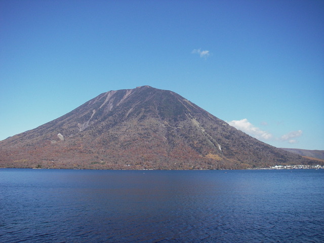 タイトル　中禅寺湖から男体山