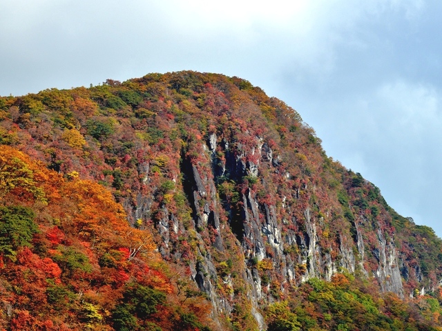 タイトル　赤く彩る屏風岩