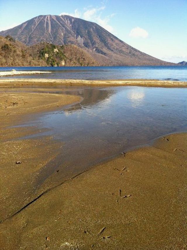 タイトル　千手ヶ浜から男体山を望む