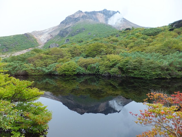 タイトル　ひょうたん池からの茶臼岳[1]