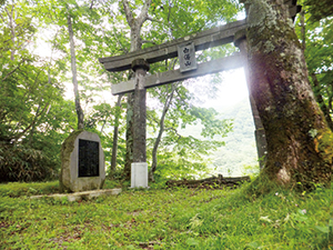 白湯山大鳥居