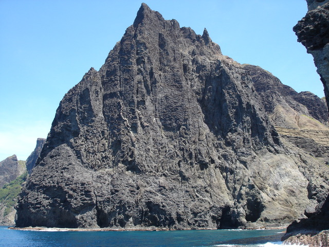 タイトル　父島南部の海食崖