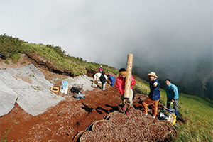 利尻山登山道の保全の写真