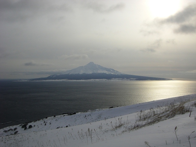 タイトル　雪化粧をした利尻山（桃岩付近より）