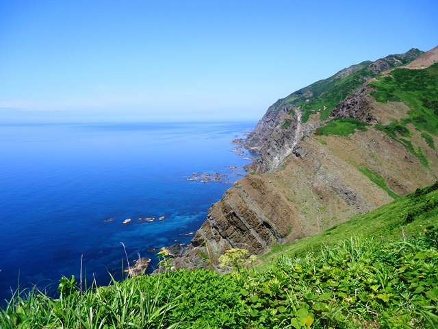 タイトル　礼文島西海岸の海食崖地形（8時間コースアナマ付近）