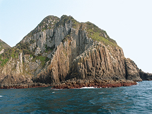 発達した柱状節理でできた阿値賀島の写真