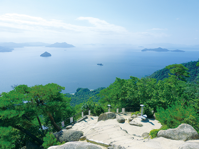 photo of Miyajima Itsukushima-jinja Shrine and Mt. Misen