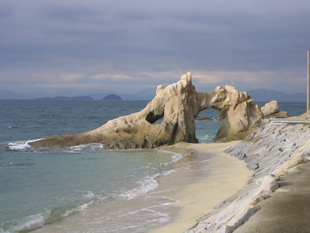 タイトル　鹿島海岸の奇岩（愛媛県松山市）