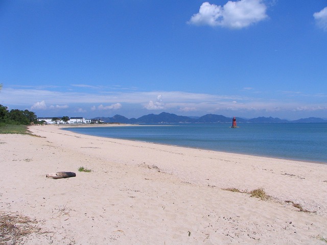 タイトル　唐子浜と赤灯台（愛媛県今治市）