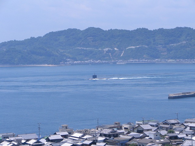 タイトル　島嶼部を進む潜水艦（愛媛県松山市）