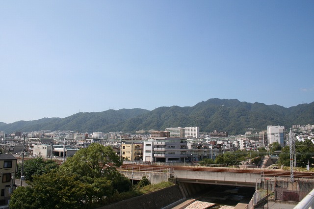 タイトル　六甲山系（市街地より）