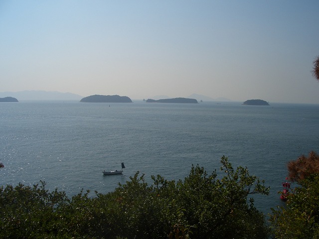 タイトル　水島灘の島々と漁船