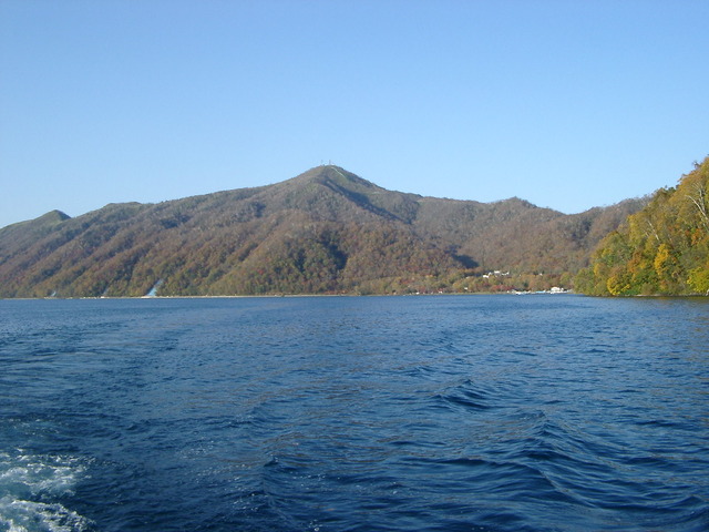 タイトル　湖上から紋別岳