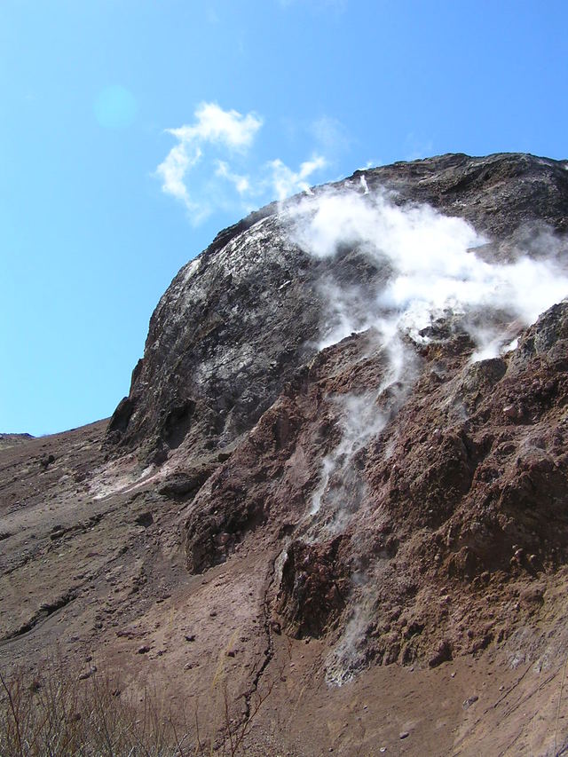 タイトル　蒸気をあげる昭和新山