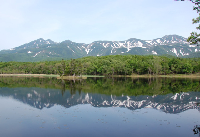 タイトル　二湖から見た知床連山（春）