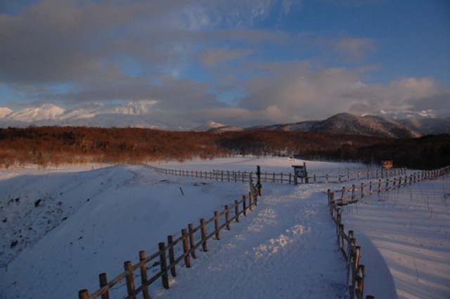 タイトル　フレペの滝から見た知床連山（夕日）