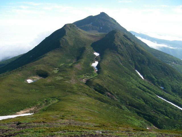タイトル　サシルイ岳から見た三峰と羅臼岳（奥）
