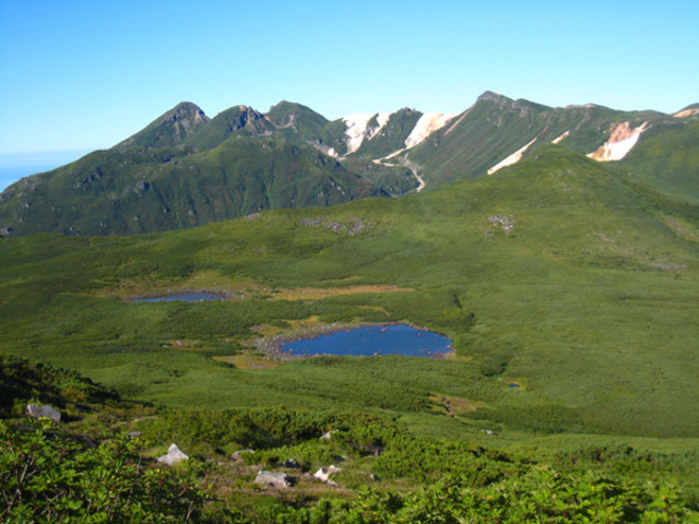 タイトル　オッカバケ岳から見た二ッ池と知床連山