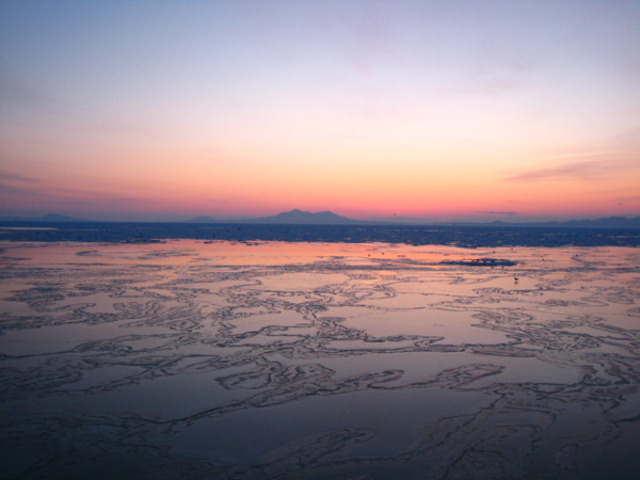 タイトル　薄氷の張った根室海峡の朝