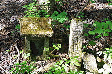 信仰登山旧参道で関連遺物が多く、苔むす祠等が歴史を偲ばせる。