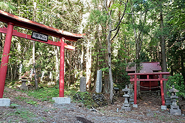 麓にはコース名の元となった上坊神社が鎮座している。