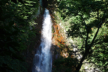 The Nanataki waterfalls where cool breeze blows. Every year in winter, the Ice Fall Tour is so popular.