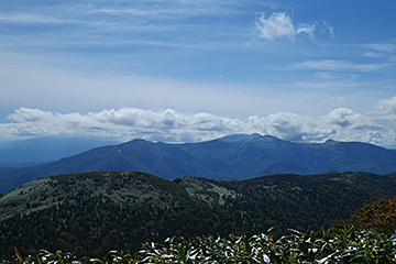 The fine view, even covering the view toward Mt. Eboshidake, starts to be available from the point around Mt. Ubakura.