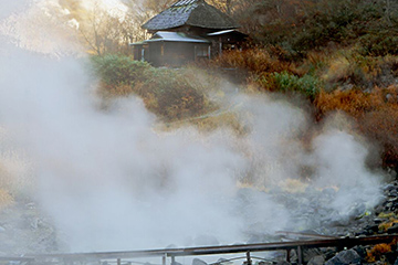 As one of the inns with a self-catering section, a self-catering building of the thatched roof has remained a long tradition since old times, and clouds of steam vapor rising from the source boasts the atmosphere of hot spring cure's village.