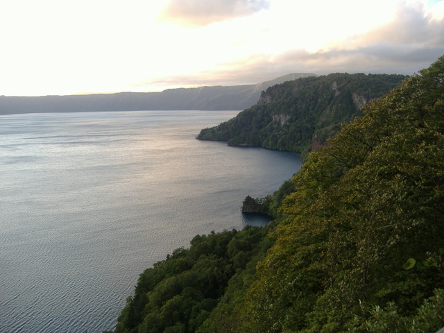 タイトル　夕暮れの十和田湖（瞰湖台より）