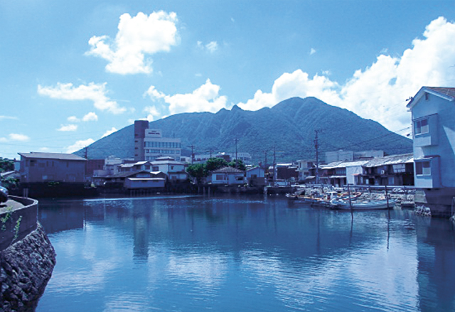 島原にそびえる眉山の写真