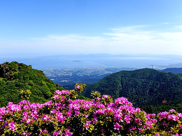 仁田峠周辺から眺める海と雲仙岳の写真
