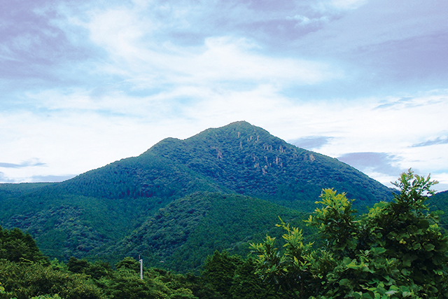 南島原にそびえる高岩山の写真