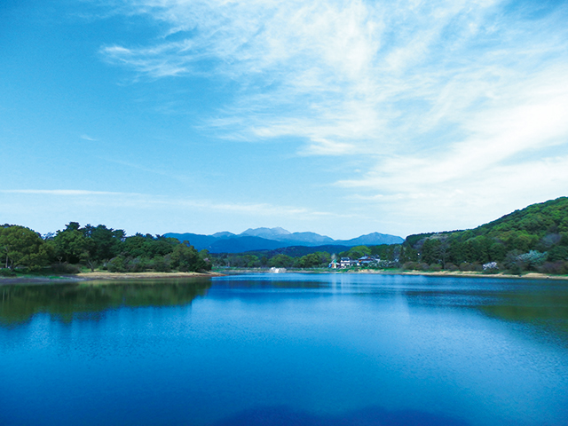 photo of Suwano-ike Pond with the Reflection of Mt. Unzen