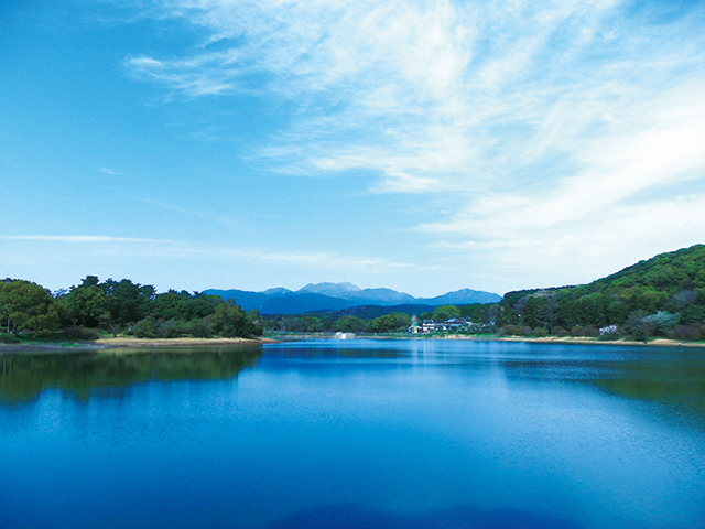 雲仙岳を映す諏訪の池の写真