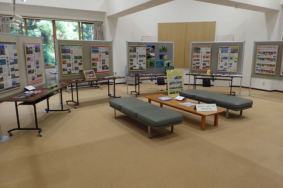 平成29年度に遺産センター内で開催されたアクティブ・レンジャー展の様子。たくさんのパネルが掲示され、写真中央には、歓談用のソファとテーブルが配置されています。