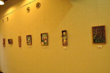 遺産センターで開催された、くまざわひでとしイラスト展の様子。壁に様々なイラストが掲示されています。
