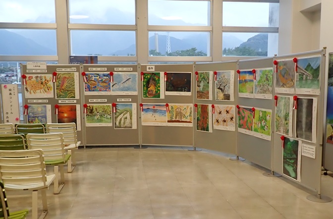 種子屋久高速船での令和7年度絵画コンクール作品展の様子。