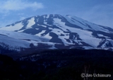 内室二郎氏が撮影した、鳥海山の写真。山は、ほとんど雪に覆われています。