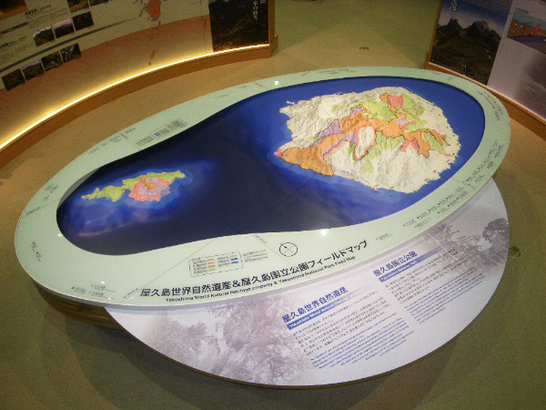 展示室中央にある、屋久島と口永良部（くちのえらぶ）島のジオラマ展示です。