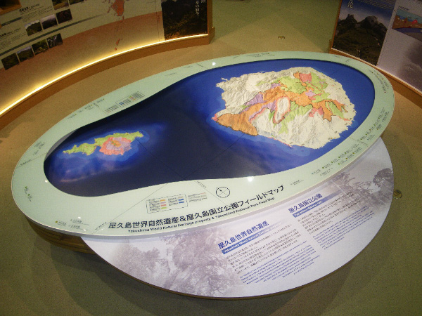 展示室中央にある、屋久島と口永良部(くちのえらぶ)島のジオラマ展示です。
