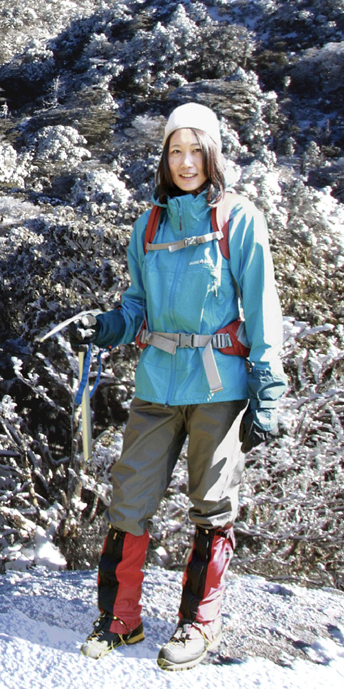 冬期の登山者の服装例（女性）
帽子・顔を守るもの、ザック、グローブ、防寒着、ピッケル・ストック、スパッツ（ゲーター）、登山靴、アイゼンなどを着用。