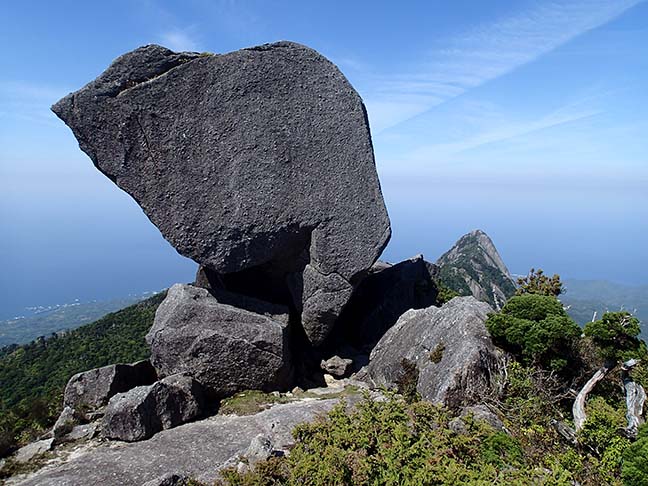 烏帽子岳の写真。山頂のが尖った花崗岩の形状が、烏帽子に似ています。