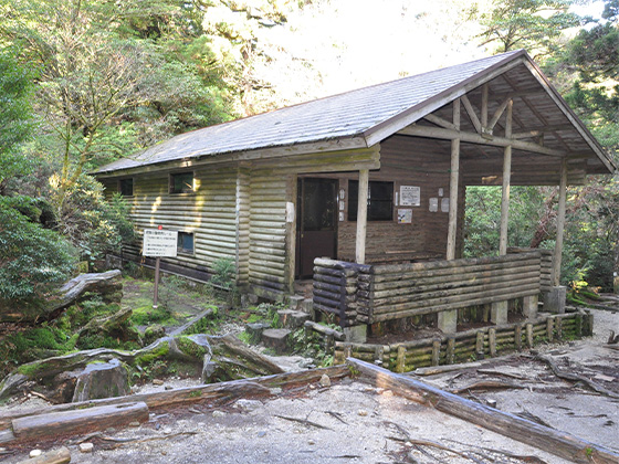 淀川小屋の写真。丸太小屋風の造りの建物で、40名程度の収容人数です。