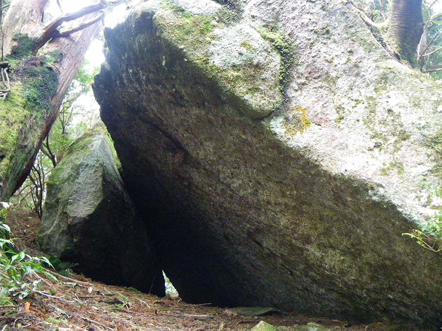 姥ヶ岩屋の写真。写真右手には巨石の岩、左手には、やや小さめな岩があり、岩のすきまに人が座って入れるくらいのスペースがあります。写真右手には巨石の岩、左手には、やや小さめな岩があり、岩のすきまに人が座って入れるくらいのスペースがあります。