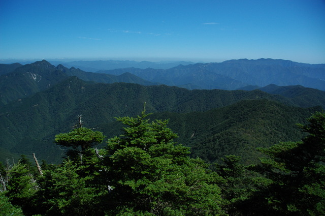 タイトル　弥山山頂付近の国見八方睨より大普賢岳を望む