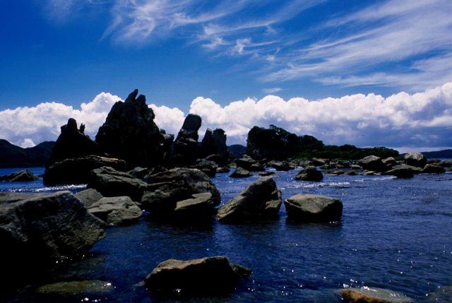 タイトル　橋杭岩の満潮風景