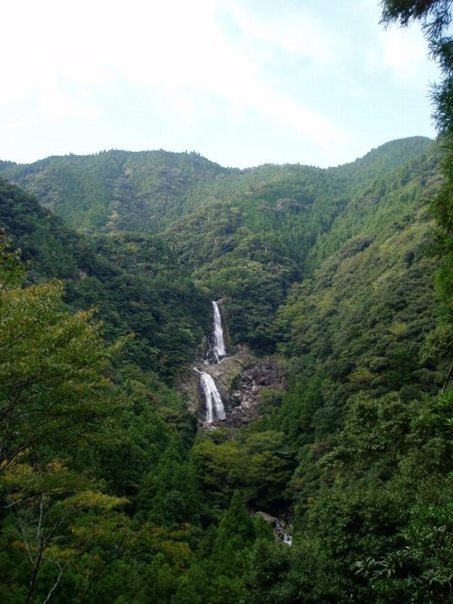 タイトル　鼻白の滝