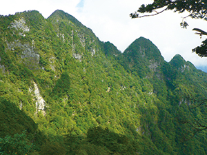 切り立つ山々の写真