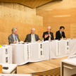 元欧州委員会科学技術アドバイザー　マイケル・ロジャース氏
ShiftN, Partner　フィリップ・バンデンブルック氏
国立環境研究所 社会環境システム研究センター長　藤田 壮氏
東京大学 公共政策大学院 客員教授　角和 昌浩 氏の討論をしている写真